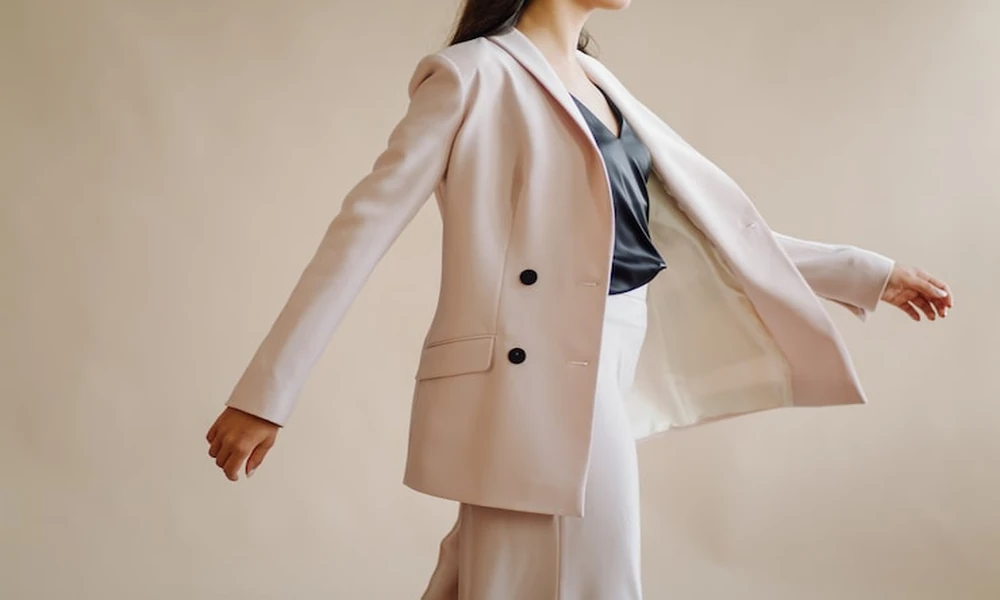How Western Women’s Fashion Blends Tradition With Modern Style