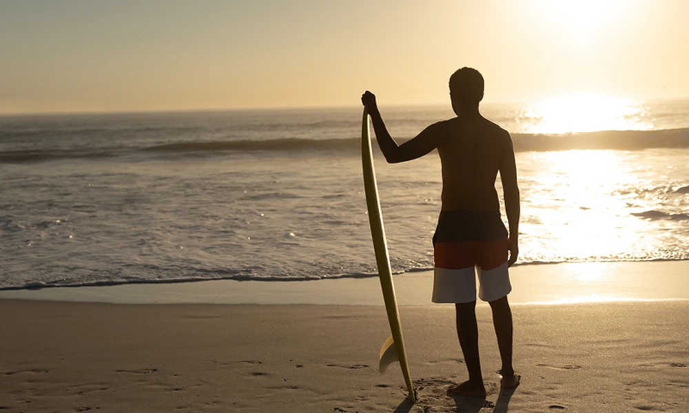 Why Premium Board Shorts Outperform Standard Mesh Swimwear in the Surf